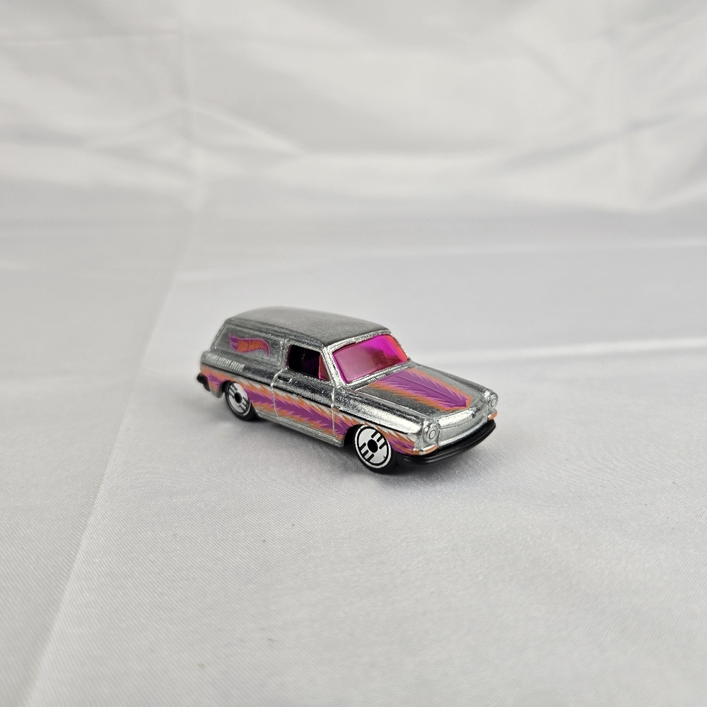 Hot wheels 2023 Ultra Hots Custom '69 Volkswagen Squareback Zamac Diecast Car